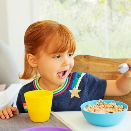 niña comiendo vaso y bowl munchkin