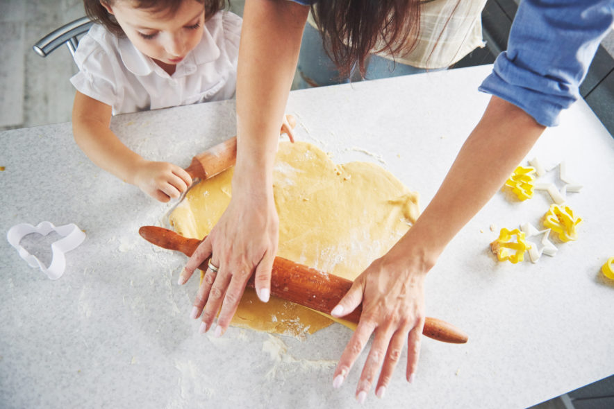 foto familia cocinando